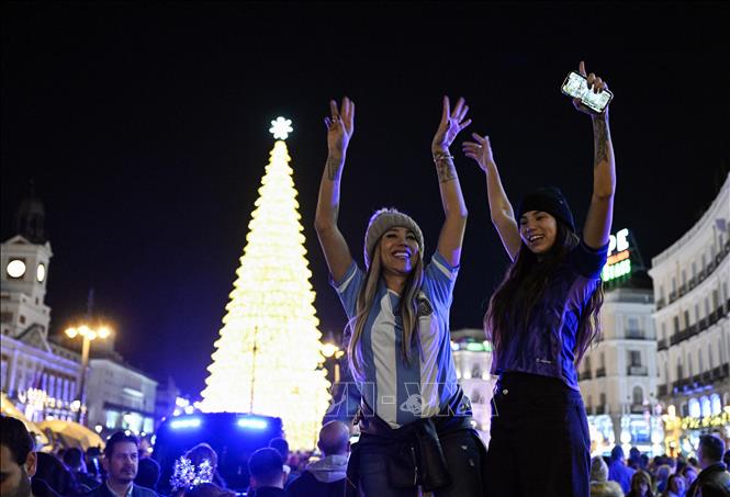 Cổ động viên Argentina ở Madrid, Tây Ban Nha mừng đội nhà đăng quang vô địch World Cup 2022. Ảnh: AFP/TTXVN