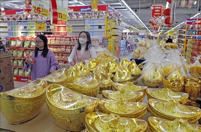 Trong ảnh: Đa dạng hàng quà Tết được bày bán tại siêu thị Big C Thăng Long. Ảnh: Trần Việt - TTXVN