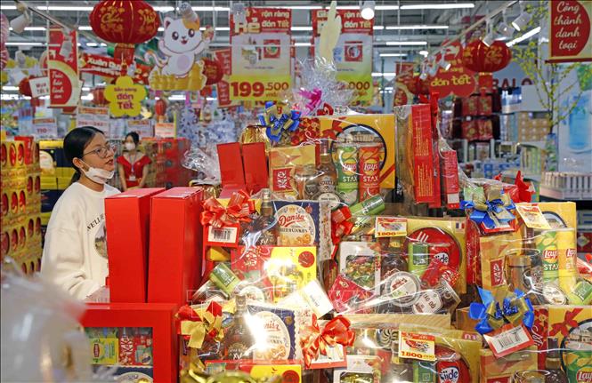Trong ảnh: Người dân mua sắm tại siêu thị Big C Thăng Long. Ảnh: Trần Việt - TTXVN