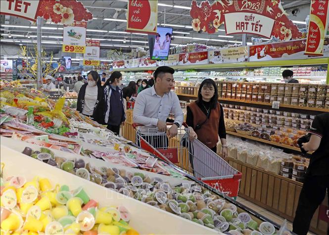 Trong ảnh: Người dân mua sắm tại siêu thị Big C Thăng Long. Ảnh: Trần Việt - TTXVN