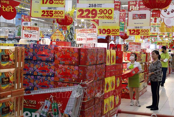 Trong ảnh: Người dân mua sắm tại siêu thị Big C Thăng Long. Ảnh: Trần Việt - TTXVN