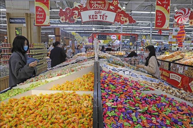 Trong ảnh: Hàng bánh kẹo được bày bán tại siêu thị Big C Thăng Long. Ảnh: Trần Việt - TTXVN