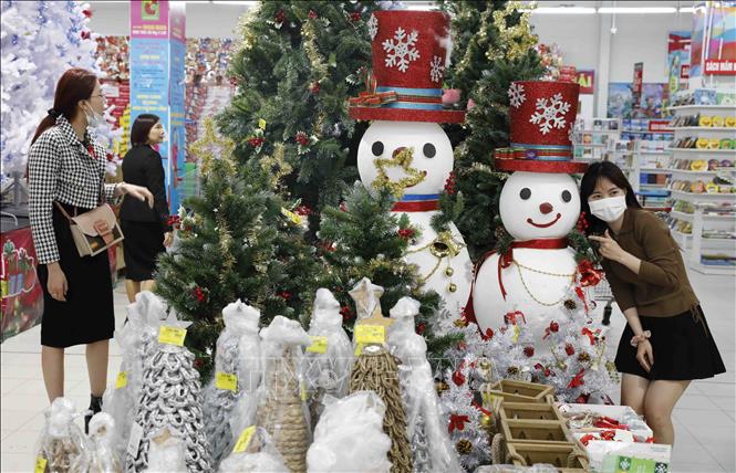 Trong ảnh: Quầy hàng phục vụ Noel tại siêu thị Big C Thăng Long. Ảnh: Trần Việt - TTXVN