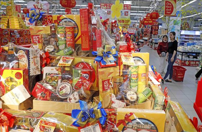Trong ảnh: Đa dạng hàng quà Tết được bày bán tại siêu thị Big C Thăng Long. Ảnh: Trần Việt - TTXVN