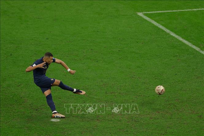 Mbappe ghi bàn từ chấm phạt đền, rút ngắn tỷ số 1-2 cho đội nhà trước Argentina. Ảnh: AFP/TTXVN
