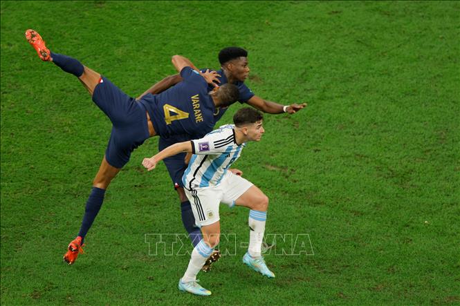 Hậu vệ Pháp Raphael Varane (số 4) tranh bóng với tiền đạo Argentina Julian Alvarez (phải). Ảnh: AFP/TTXVN