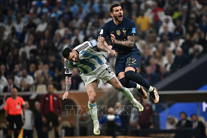 Pha tranh bóng bổng quyết liệt giữa hậu vệ Pháp Theo Hernandez (phải) và tiền đạo Argentina Messi. Ảnh: AFP/TTXVN