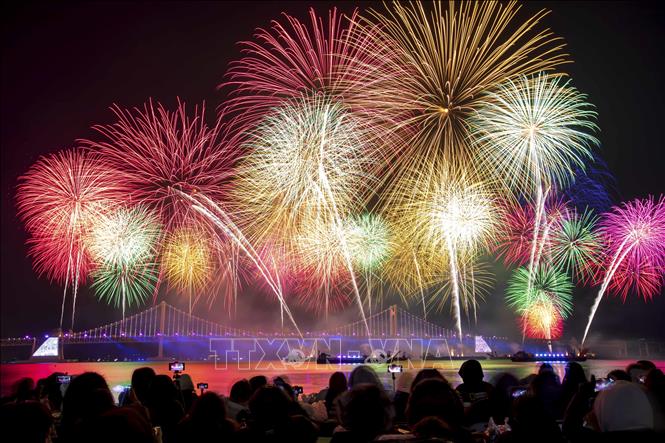 Trong ảnh: Bãi biển Gwangalli bừng sáng với các màn pháo hoa rực rỡ sắc màu. Ảnh: Anh Nguyên-PV TTXVN tại Hàn Quốc.