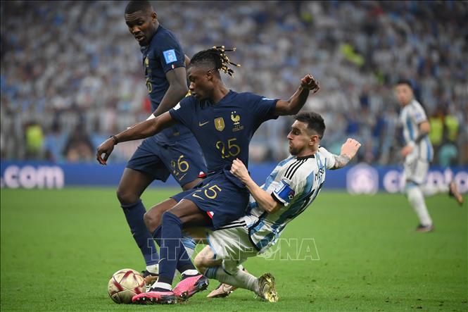 Pha tranh bóng giữa tiền vệ Pháp Eduardo Camavinga (giữa) với tiền đạo Argentina Messi (phải). Ảnh: AFP/TTXVN