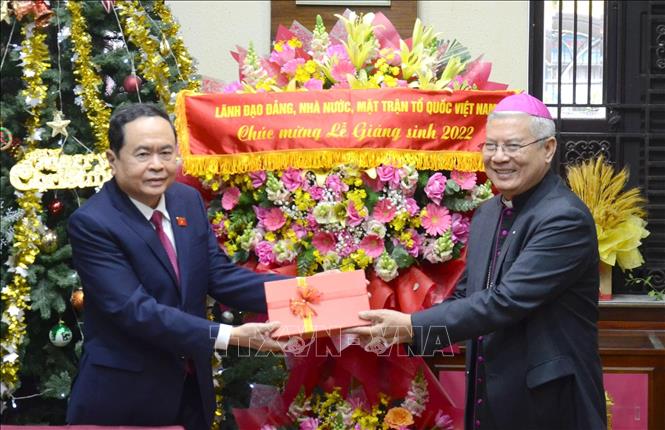 Permanent Vice Chairman of the National Assembly Tran Thanh Man wishes Bishop of the Da Nang Diocese Joseph Dang Duc Ngan and other dignitaries and Catholics good health and a merry festival. VNA Photo: Quốc Dũng