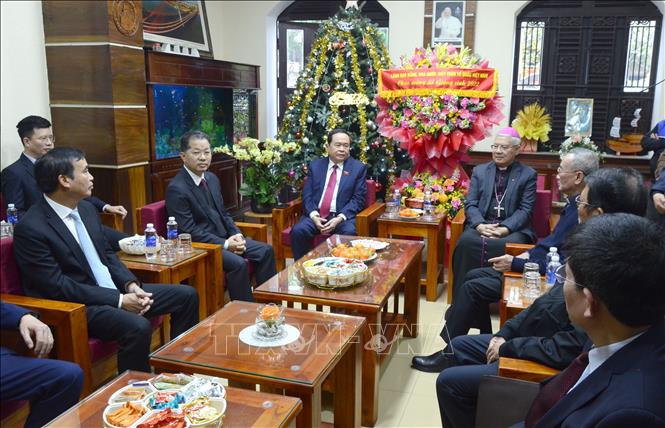 Permanent Vice Chairman of the National Assembly Tran Thanh Man wishes Bishop of the Da Nang Diocese Joseph Dang Duc Ngan and other dignitaries and Catholics good health and a merry festival. VNA Photo: Quốc Dũng