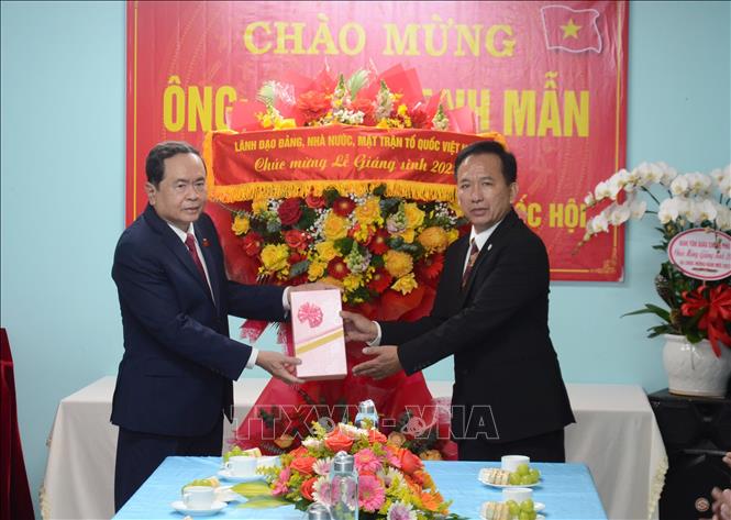 Permanent Vice Chairman of the National Assembly Tran Thanh Man extends wishes and regards to Pastor Nguyen Quang Duc, head of the Vietnam Christian Mission, and dignitaries and followers. VNA Photo: Quốc Dũng