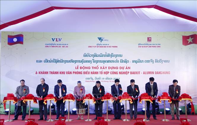 Cutting the ribbon to inaugurate the complex management office. VNA Photo: Phạm Kiên