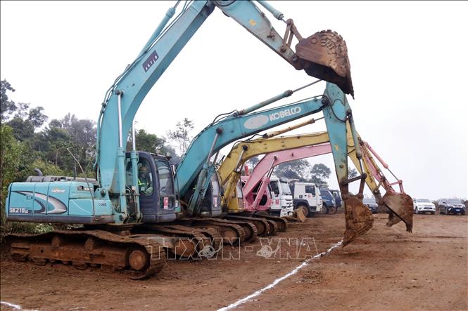 Vehicles start working at the ground-breaking ceremony. VNA Photo: Phạm Kiên