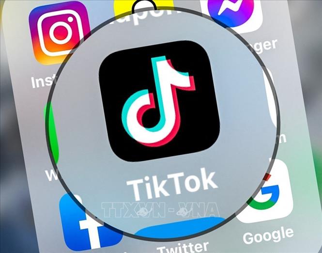 Trong ảnh: Biểu tượng của  TikTok trên màn hình máy tính bảng. Ảnh: AFP/TTXVN