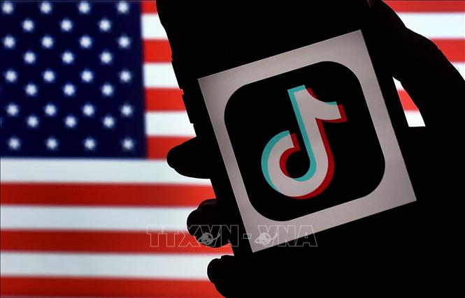 Trong ảnh: Biểu tượng của  TikTok trên màn hình điện thoại . Ảnh: AFP/TTXVN