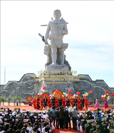 Trong ảnh: Khánh thành tượng đài Anh hùng dân tộc N’Trang Lơng. Ảnh: Hưng Thịnh - TTXVN