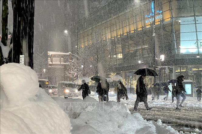 Trong ảnh: Tuyết rơi dày tại tỉnh Niigata, Nhật Bản ngày 20/12/2022. Ảnh: AFP/TTXVN