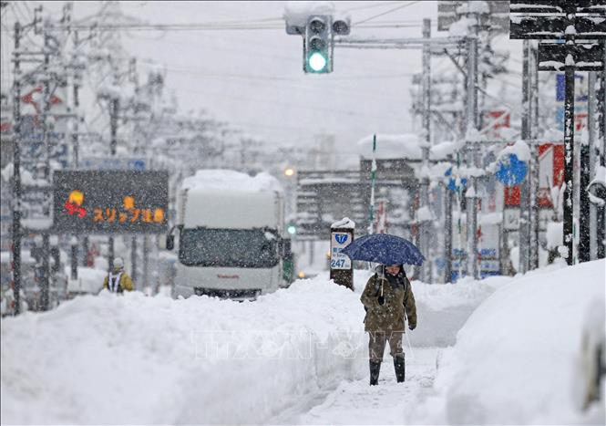 Trong ảnh: Tuyết rơi dày tại Uonuma, tỉnh Niigata, Nhật Bản ngày 20/12/2022. Ảnh: Kyodo/TTXVN