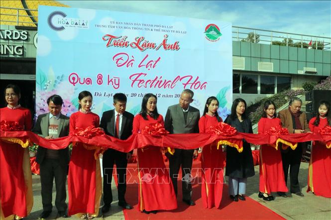 Các đại biểu cắt băng khai mạc triển lãm. Ảnh: Chu Quốc Hùng-TTXVN