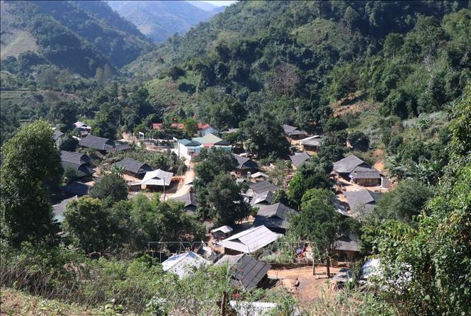 Trong ảnh: Bản Na Côm (xã Hẹ Muông, huyện Điện Biên, tỉnh Điện Biên), cách xa trung tâm xã khoảng 10km, là nơi sinh sống của hơn 100 hộ dân, trong đó người Mông chiếm hơn 99% dân số trong bản. Xuân Tiến – TTXVN