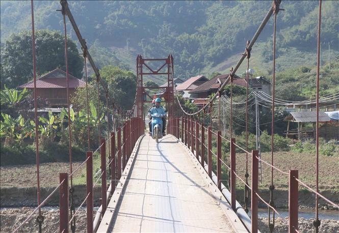 Trong ảnh: Cầu treo Hẹ Muông trên con đường liên bản Na Côm, Nậm Hẹ 1, Nậm Hẹ 2 ra quốc lộ 279C. Ảnh: Xuân Tiến – TTXVN 