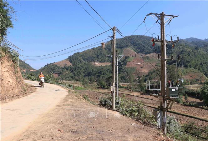 Trong ảnh: Điện lưới quốc gia, đường giao thông kiên cố hóa tại bản Na Côm (xã Hẹ Muông, huyện Điện Biên, tỉnh Điện Biên). Ảnh: Xuân Tiến – TTXVN 