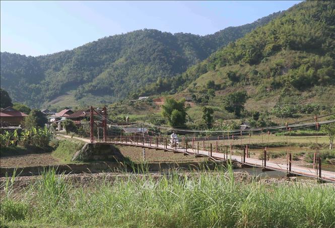 Trong ảnh: Cầu treo nối con đường liên bản Na Côm, Nậm Hẹ 1, Nậm Hẹ 2 với trung tâm xã Hẹ Muông. Ảnh: Xuân Tiến - TTXVN 