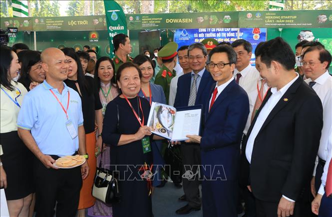 Phó Thủ tướng Vũ Đức Đam thăm gian hàng trưng bày thiết bị, công nghệ hiện đại của ngành nông nghiệp. Ảnh: Nhựt An - TTXVN