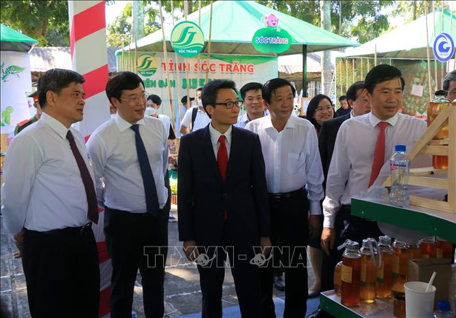 Phó Thủ tướng Vũ Đức Đam tham quan gian hàng trưng bày sản phẩm nông nghiệp ứng dụng công nghệ.
Nhựt An - TTXVN