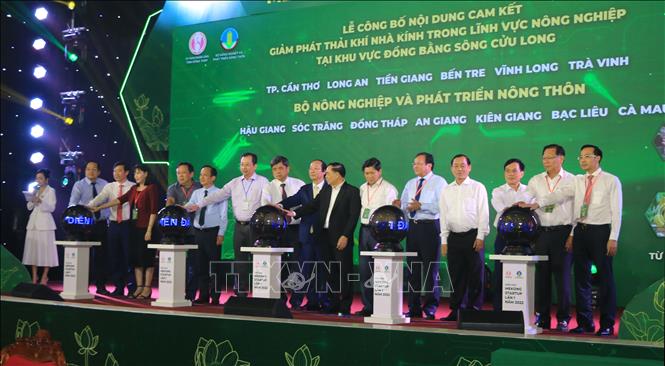 Các đại biểu thực hiện nghi thức công bố cam kết giảm phát thải khí nhà kính trong lĩnh vực nông nghiệp tại khu vực Đồng bằng sông Cửu Long.
Nhựt An - TTXVN
