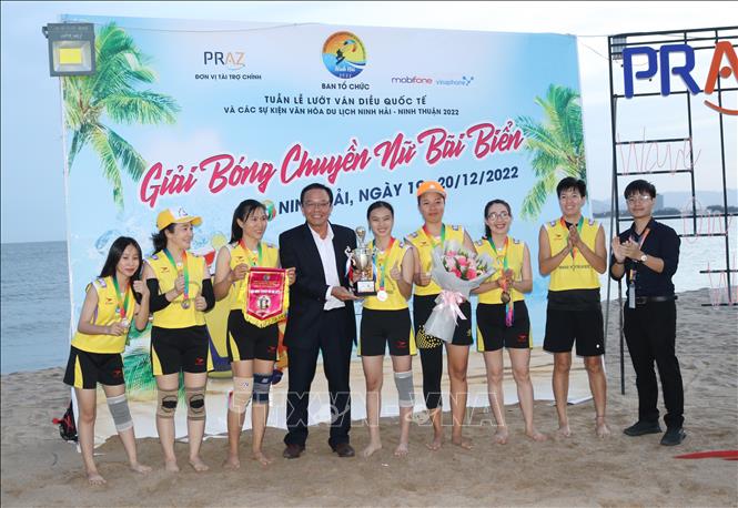 Ban Tổ chức trao Cup và huy chương Vàng cho đội bóng chuyền huyện Ninh Hải. Ảnh: Nguyễn Thành – TTXVN