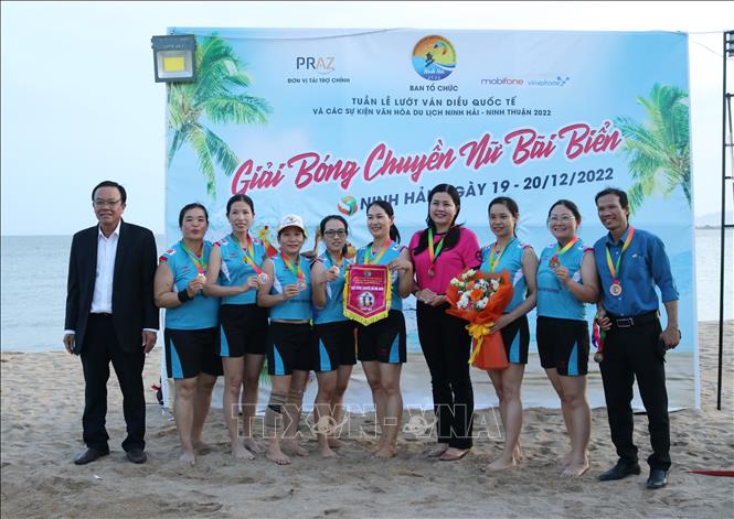 Đội bóng chuyền Hội Liên hiệp phụ nữ tỉnh Ninh Thuận giành huy chương Đồng. Ảnh: Nguyễn Thành – TTXVN