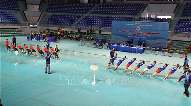 Trong ảnh: Các đội kéo co tham gia tranh tài trong trận chung kết môn thi đấu Kéo co. Ảnh: Danh Lam-TTXVN