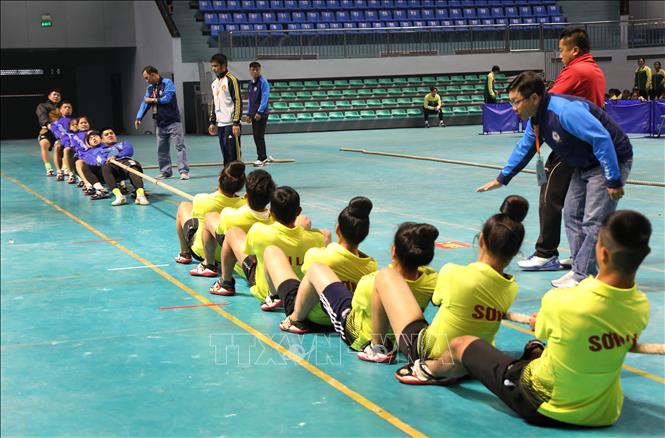 Trong ảnh: Các đội kéo co tham gia tranh tài trong trận chung kết. Ảnh: Danh Lam-TTXVN
