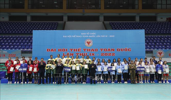 Trong ảnh: Ban Tổ chức trao huy chương cho các đội đạt giải môn thi đấu Kéo co. Ảnh: Danh Lam-TTXVN