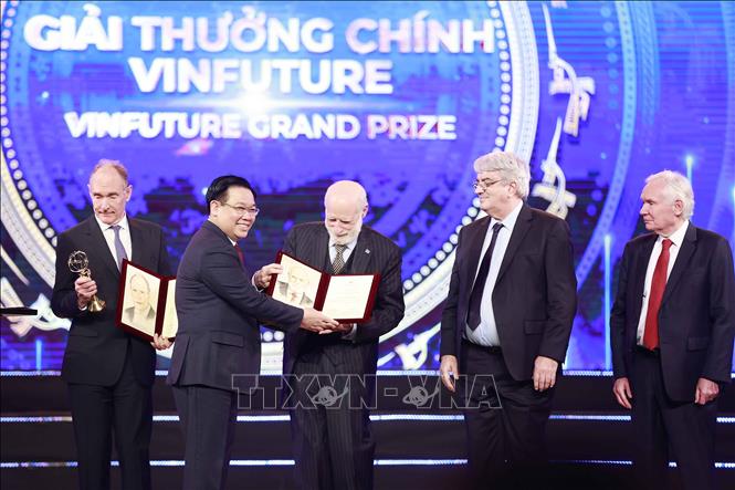 Chủ tịch Quốc hội Vương Đình Huệ trao Giải thưởng Chính VinFuture 2022 trị giá 3 triệu USD đã được trao cho 5 nhà khoa học: Timothy John Berners-Lee, tiến sĩ Vinton Gray Cerf, Tiến sĩ Emmanuel Desurvire, tiến sĩ Robert Elliot Kahn, và giáo sư David Neil Payne với các tầng phát minh đột phá trong việc kết nối công nghệ mạng toàn cầu. Ảnh: Doãn Tấn - TTXVN