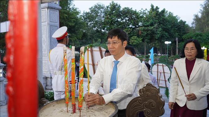 Bí thư Tỉnh uỷ, Chủ tịch HĐND tỉnh Tây Ninh Nguyễn Thành Tâm thắp hương tại tượng đài chính. Ảnh: Thanh Tân - TTXVN