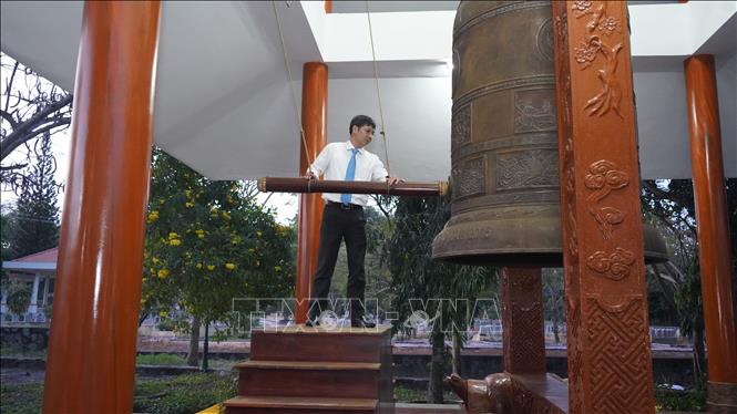 Bí thư Tỉnh uỷ, Chủ tịch HĐND tỉnh Tây Ninh Nguyễn Thành Tâm gióng 3 hồi chuông triệu tập anh linh các Anh hùng Liệt sĩ. Ảnh: Thanh Tân - TTXVN
