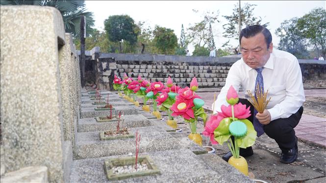 Phó Bí thư thường trực Tỉnh uỷ, Trưởng đoàn đại biểu Quốc hội tỉnh Tây Ninh Phạm Hùng Thái thắp hương tại các phần mộ của các liệt sĩ. Ảnh: Thanh Tân - TTXVN