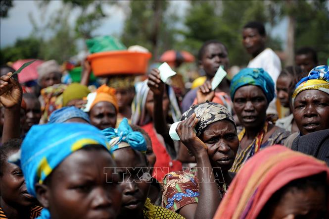 Trong ảnh: Người dân chờ nhận lương thực cứu trợ tại Kivu, CHDC Congo. Ảnh: AFP/TTXVN