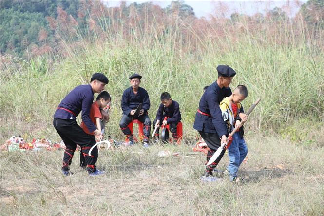 Những thế hệ trước truyền dạy trực tiếp cho lớp măng non của đội múa sư tử thôn Cốc Lào, xã Hội Hoan để di sản luôn được bảo tồn và phát huy. Ảnh: Anh Tuấn – TTXVN