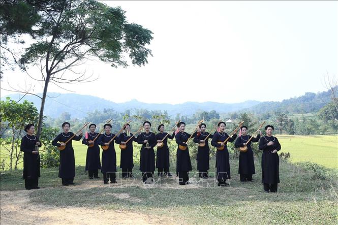 Câu lạc bộ đàn tính hát then Hương Hồi, xã Hội Hoan thành lập đã lâu, hiện nay có 24 hội viên với nhiều thế hệ. Ảnh: Anh Tuấn – TTXVN