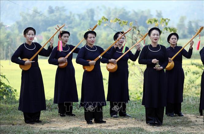 Câu lạc bộ đàn tính hát then Hương Hồi, xã Hội Hoan biểu diễn tiết mục “Hội Hoan đón bạn”, “Đường về bản em”. Ảnh: Anh Tuấn – TTXVN