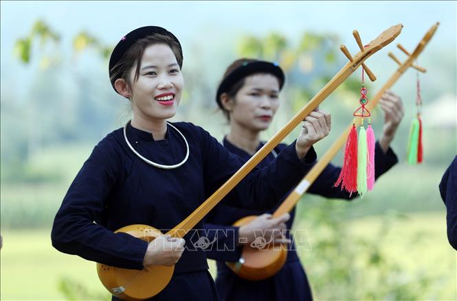 Thành viên trẻ của câu lạc bộ đàn tính hát then Hương Hồi, xã Hội Hoan luyện tập. Ảnh: Anh Tuấn – TTXVN