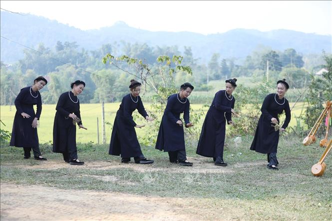Các thành viên câu lạc bộ đàn tính hát then Hương Hồi, xã Hội Hoan thường xuyên tập luyện những khi nông nhàn hoặc sau giờ lao động. Ảnh: Anh Tuấn – TTXVN