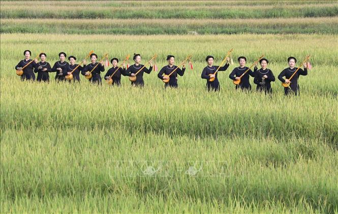 Những tiết mục mà câu lạc bộ đàn tính hát then Hương Hồi, xã Hội Hoan thường luyện tập, biểu diễn là những làn điệu then ca ngợi Đảng, Bác Hồ, tình yêu quê hương đất nước và lao động sản xuất. Ảnh: Anh Tuấn – TTXVN
