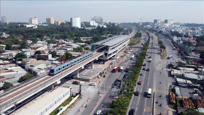 Metro Line No. 1 on the test run on the elevated line. VNA Photo