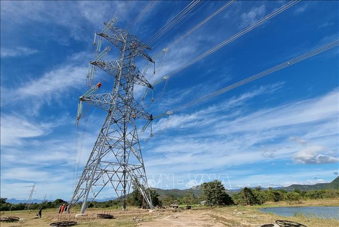 Trong ảnh: Đường dây 500 kV Nhiệt điện Vân Phong – Nhiệt điện Vĩnh Tân đoạn qua địa bàn xã Phước Đại (huyện Bác Ái, Ninh Thuận). Ảnh: Nguyễn Thành – TTXVN