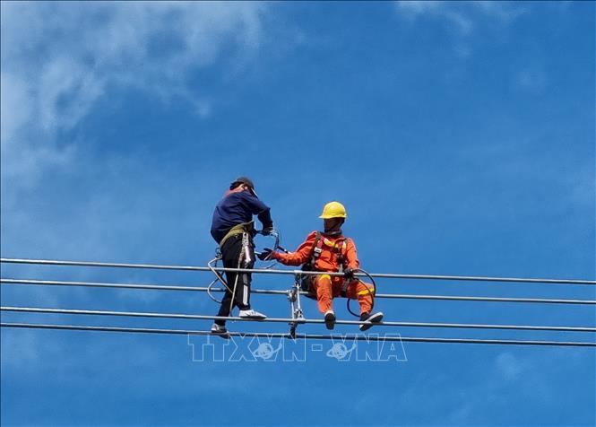 Trong ảnh: Công nhân kỹ thuật của Truyền tải điện Ninh Thuận thực hiện nghiệm thu đường dây 500 kV Nhiệt điện Vân Phong – Nhiệt điện Vĩnh Tân đoạn qua địa bàn xã Phước Đại (huyện Bác Ái, Ninh Thuận). Ảnh: Nguyễn Thành – TTXVN